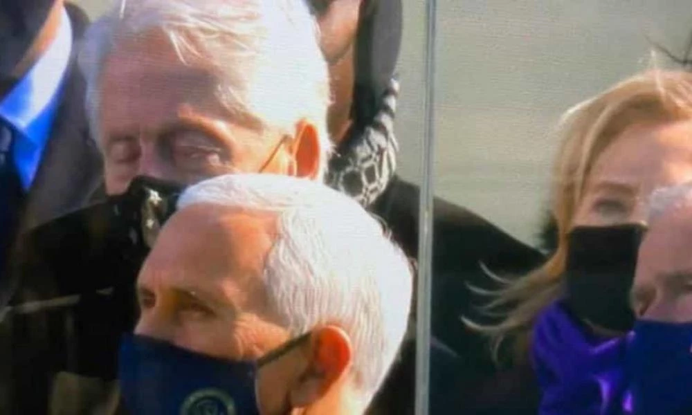 Ο Μπιλ Κλίντον αποκοιμήθηκε στην ομιλία Μπαίντεν; - Το στιγμιότυπο που κατέγραψε η κάμερα